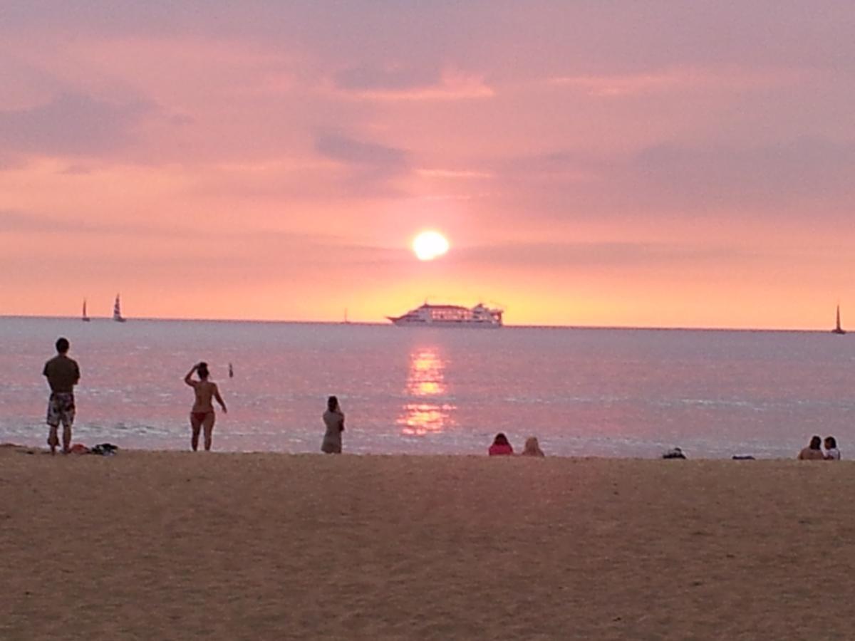 Waikiki Shore Beachfront Honolulu Bagian luar foto